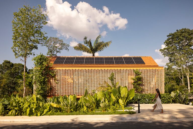 Pupunha House: A Garden-First Home in Manaus