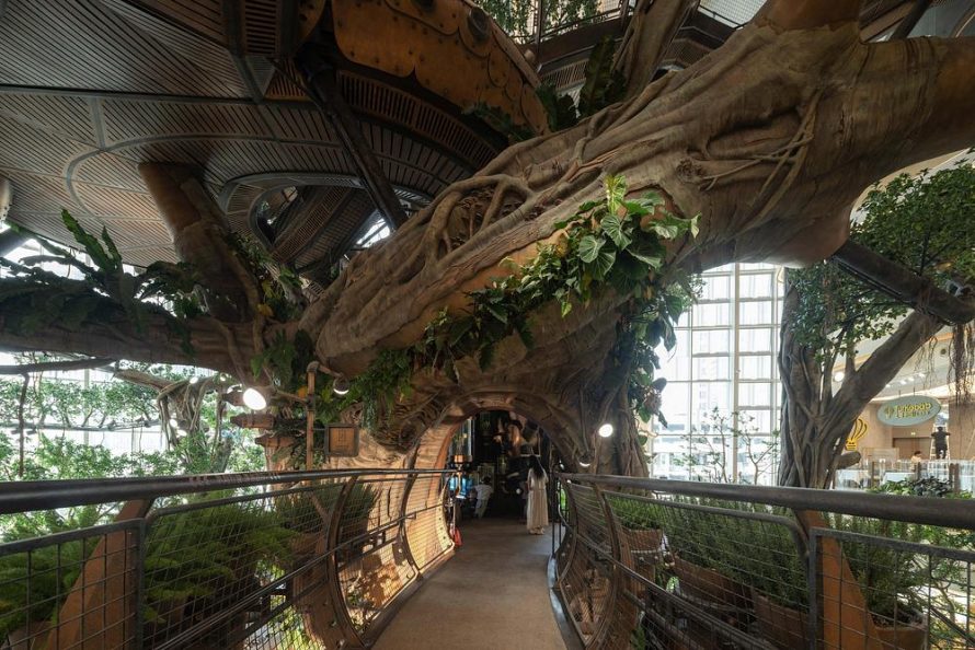 XISUI Creates a 20-Meter-Tall Mechanical Tree