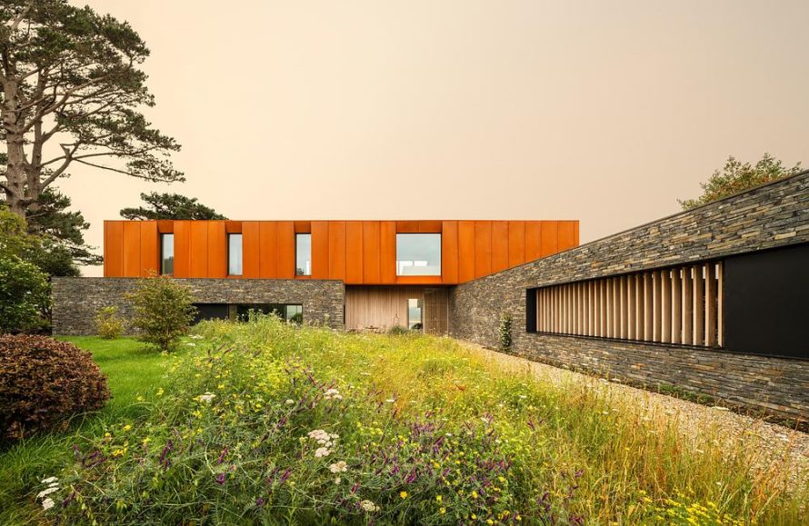 Porthmadog House Frames the Welsh Coast