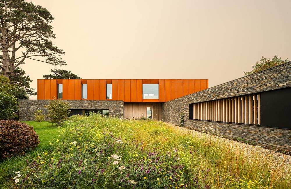 Porthmadog House Frames the Welsh Coast