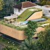 Split Mass Residence Opens Up Through Layered Massing