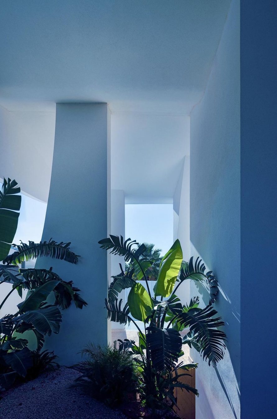 Reve en Suspens Shapes Organic Living in Voula