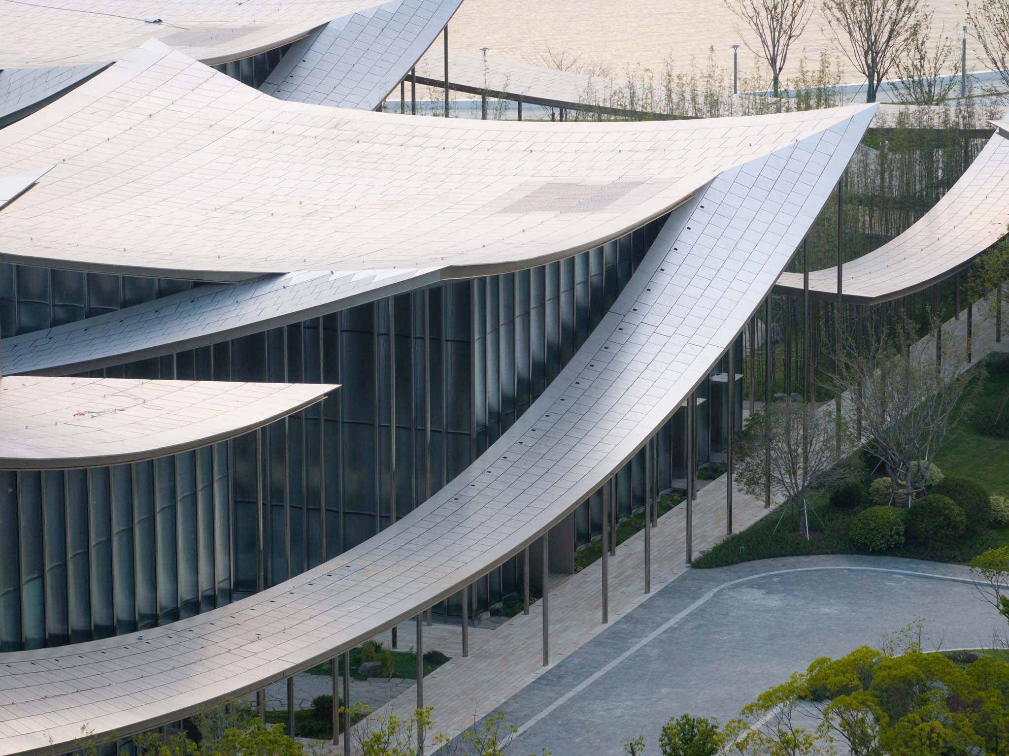 BIG Completes Suzhou's Ribbon-Roof Museum